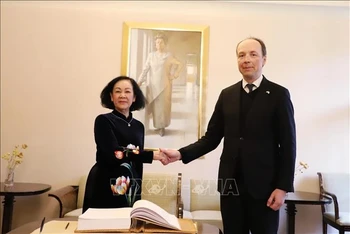 Đồng chí Trương Thị Mai hội kiến với Chủ tịch Quốc hội Phần Lan Jussi Halla-Aho. (Ảnh: TTXVN)