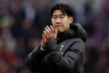 Tiền đạo Son Heung-min của Tottenham Hotspur hoan nghênh người hâm mộ sau trận đấu. ̣(Ảnh: REUTERS)
