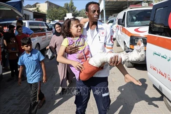 Chuyển em nhỏ bị thương tới bệnh viện ở Rafah, phía nam Dải Gaza, ngày 1/11/2023. (Ảnh: THX/TTXVN)