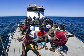 Người di cư được lực lượng bảo vệ bờ biển Tunisia cứu tại khu vực ngoài khơi giữa Tunisia và Italy, ngày 10/8/2023. (Ảnh: AFP/TTXVN)