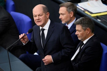 Thủ tướng Olaf Scholz phát biểu cạnh Bộ trưởng Tài chính Christian Lindner và Bộ trưởng Kinh tế và Khí hậu Robert Habeck trong phiên điều trần tại Hạ viện Đức Bundestag ở Berlin, Đức, ngày 15/11/2023. (Ảnh: REUTERS)
