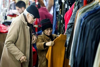 Người dân mua sắm ở một cửa hàng bán quần áo cũ tại thủ đô Buenos Aires của Argentina. (Ảnh: Reuters)