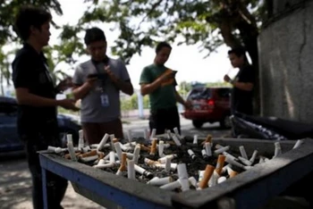 Người dân hút thuốc tại một địa điểm ở Manila, Philippines. (Ảnh REUTERS) 
