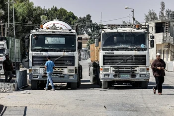 Xe tải chở hàng chờ qua cửa khẩu Kerem Shalom ở Rafah, ngày 5/9/2023. (Ảnh: AFP/TTXVN)
