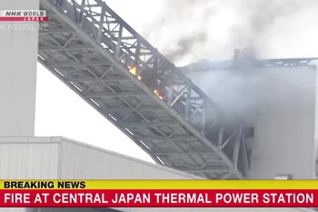 Hình ảnh vụ cháy nhà máy nhiệt điện Taketoyo, ngày 31/1. Ảnh: NHK.