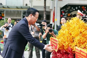 Chủ tịch nước Võ Văn Thưởng dâng hoa tưởng niệm Chủ tịch Hồ Chí Minh. Ảnh: TTXVN