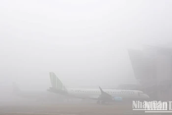 Sương mù dày đặc tại sân bay Nội Bài khiến cho nhiều chuyến bay không thể cất cánh sáng nay.