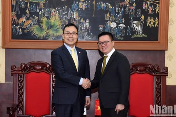 Tổng Biên tập Lê Quốc Minh tiếp Đại sứ Hàn Quốc Choi Young Sam tới thăm và làm việc tại Báo Nhân Dân. (Ảnh: TRẦN HẢI) 