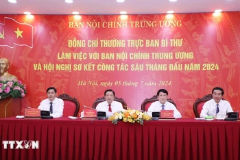 Thường trực Ban Bí thư Lương Cường và các lãnh đạo Ban Nội chính Trung ương điều hành hội nghị. (Ảnh: Phương Hoa/TTXVN)