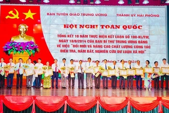 Trao Bằng khen của Ban Tuyên giáo Trung ương tặng các cá nhân có thành tích xuất sắc trong công tác điều tra, nắm bắt, nghiên cứu dư luận xã hội.