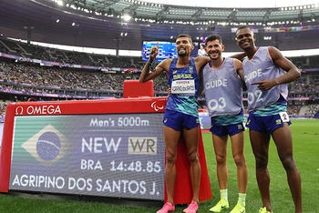 VĐV Agripino dos Tantos (bên trái) của Brazil phá kỷ lục thế giới cự ly 5.000m. (Ảnh GETTY IMAGES)