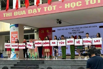 Học sinh Trường trung học cơ sở Nghĩa Tân (quận Cầu Giấy, Hà Nội) tham gia cuộc thi “Trường học không ma túy”. (Ảnh HUY HÀ)