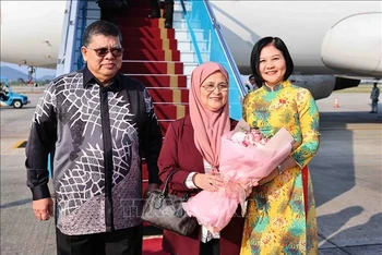 Lễ đón Chủ tịch Hạ viện Malaysia Tan Sri Dato’ Johari Bin Abdul và Phu nhân tại Sân bay quốc tế Nội Bài, ngày 22/10. Ảnh: Minh Đức/TTXVN 