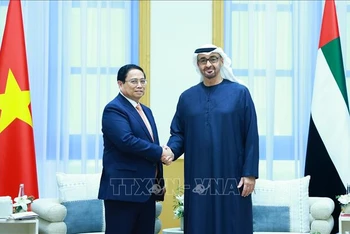 Thủ tướng Chính phủ Phạm Minh Chính và Tổng thống UAE Sheikh Mohammed bin Zayed Al Nahyan. (Ảnh: Dương Giang/TTXVN)