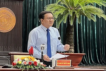 Ông Lâm Đình Thắng, Giám đốc Sở Thông tin và Truyền thông Thành phố Hồ Chí Minh trả lời chất vấn.