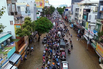 Tuyến đường Trần Hưng Đạo, nội ô thành phố Cần Thơ ngập sâu sáng nay, 30/10.