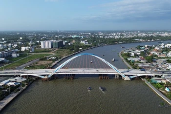 Cầu Trần Hoàng Na thông xe kỹ thuật trước niềm hân hoan của người dân 2 bên bờ sông Cần Thơ.