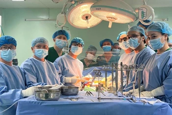 Ê-kíp phẫu thuật ghép thận đầu tiên tại Bệnh viện đa khoa Trung ương Cần Thơ.