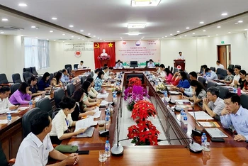 Rất đông đại biểu là nhà nghiên cứu, nhà khoa học, nhà báo tham dự tọa đàm.