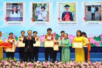 Lãnh đạo Thành phố Hồ Chí Minh tặng Bằng khen cho học sinh đạt thành tích cao.