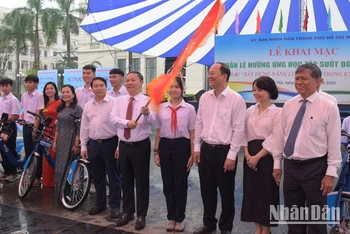Phó Chủ tịch Ủy ban nhân dân Thành phố Hồ Chí Minh Dương Anh Đức phất cờ hiệu diễu hành nhân dịp Khai mạc Tuần lễ hưởng ứng học tập suốt đời năm 2023.
