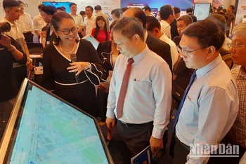 Đồng chí Dương Anh Đức (giữa), Phó Chủ tịch Ủy ban nhân dân Thành phố Hồ Chí Minh tham quan triển lãm Tech4life 2023.