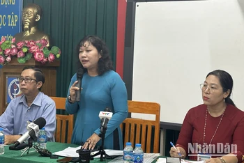 Bà Hồ Thị Ngọc Sương, Hiệu trưởng Trường Trung học cơ sở Đồng Khởi trả lời báo chí trong buổi họp báo