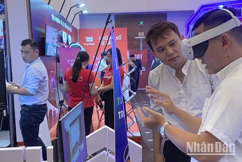 Người dân Thành phố Hồ Chí Minh tham quan Triển lãm công nghệ tại Tuần lễ Chuyển đổi số Thành phố Hồ Chí Minh năm 2023.