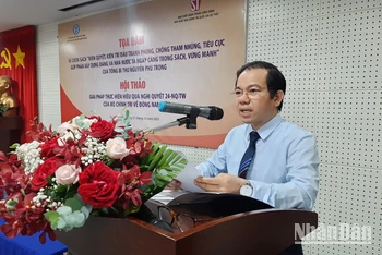 Phó Giáo sư, Tiến sĩ Vũ Tuấn Hưng, Phó Viện trưởng phụ trách Viện Khoa học xã hội vùng Nam Bộ phát biểu tại hội thảo.