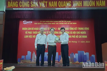 Đồng chí Trần Tuấn Anh (giữa) chụp ảnh lưu niệm cùng lãnh đạo Thành phố Hồ Chí Minh và Ban Quản lý Khu Công nghệ cao Thành phố.