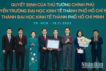Trao Quyết định số 1146/QĐ-TTg của Thủ tướng Chính Phủ về việc chuyển Trường Đại học Kinh tế Thành phố Hồ Chí Minh thành Đại học Kinh tế Thành phố Hồ Chí Minh.