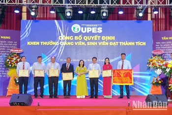 Các cá nhân, tập thể Trường đại học Sư phạm Thể dục thể thao Thành phố Hồ Chí Minh nhận Bằng khen và cờ thi đua của Bộ Giáo dục và Đào tạo.