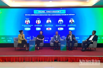 Các chuyên gia thảo luận tại Vietnam Innovation Summit 2023 