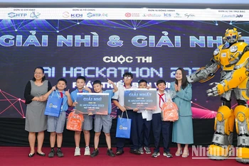 Ban tổ chức cuộc thi trao giải cho thí sinh đạt giải Nhất và Nhì bảng A