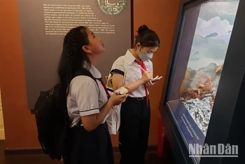 Học sinh Thành phố Hồ Chí Minh tham quan Bảo tàng Lịch sử Thành phố Hồ Chí Minh.