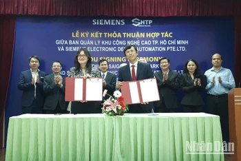 Khu Công nghệ cao Thành phố Hồ Chí Minh và Siemens EDA ký kết hợp tác.
