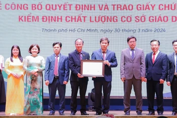 Trường đại học Luật Thành phố Hồ Chí Minh đón nhận chứng nhận kiểm định chất lượng cấp cơ sở giáo dục.