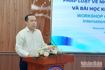 Phó Giáo sư, Tiến sĩ Vũ Hải Quân, Giám đốc Đại học Quốc gia Thành phố Hồ Chí Minh phát biểu tại tọa đàm.