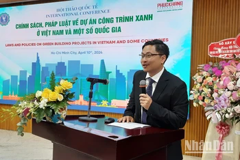 Phó Giáo sư, Tiến sĩ Trần Việt Dũng, Phó Hiệu trưởng Trường đại học Luật Thành phố Hồ Chí Minh phát biểu tại hội thảo.