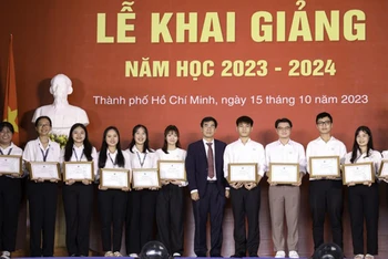 Trường đại học Luật Thành phố Hồ Chí Minh tặng bằng khen cho sinh viên đạt thành tích xuất sắc trong học tập.