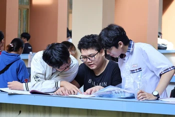 Thí sinh tranh thủ ôn bài trước khi vào phòng thi đánh giá năng lực đợt 2 năm 2024 do Đại học Quốc gia Thành phố Hồ Chí Minh tổ chức ngày 2/6.