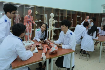 Sinh viên Khoa Y, Đại học Quốc gia Thành phố Hồ Chí Minh (nay là Trường đại học Khoa học Sức khỏe) trong giờ học thực hành giải phẫu.
