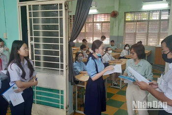 Thí sinh tại điểm thi Trường trung học cơ sở Colette, Quận 3, Thành phố Hồ Chí Minh làm thủ tục trước khi vào thi môn Ngữ văn. 
