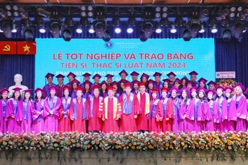 Tân tiến sĩ, thạc sĩ tại buổi lễ tốt nghiệp