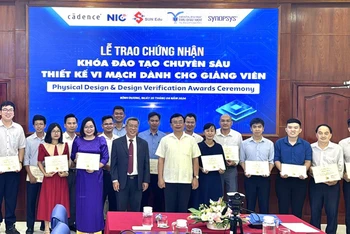 Công ty cổ phần Giáo dục quốc tế Sun Edu trao giấy chứng nhận hoàn thành Khóa đào tạo chuyên sâu thiết kế vi mạch cho 23 giảng viên của Trường đại học Thủ Dầu Một.