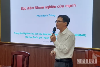 Nhà khoa học trình bày tham luận tại hội thảo.