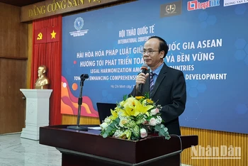Phó Giáo sư, Tiến sĩ Vũ Văn Nhiêm, Chủ tịch Hội đồng Trường đại học Luật Thành phố Hồ Chí Minh phát biểu tại Hội thảo.