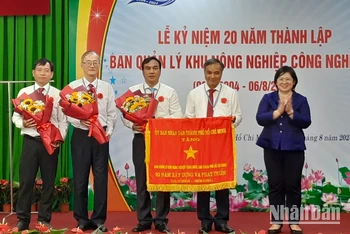 Lãnh đạo Ban quản lý Khu Nông nghiệp Công nghệ cao Thành phố Hồ Chí Minh nhận Cờ truyền thống của Ủy ban nhân dân Thành phố Hồ Chí Minh 