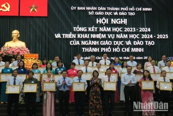 Thành phố Hồ Chí Minh khen thưởng các tập thể, cá nhân có thành tích xuất sắc.