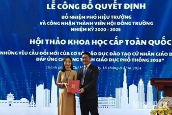 Tiến sĩ Võ Anh Thư nhận quyết định bổ nhiệm Phó Hiệu trưởng Trường đại học Sư phạm thể dục thể thao Thành phố Hồ Chí Minh (bên trái ảnh).